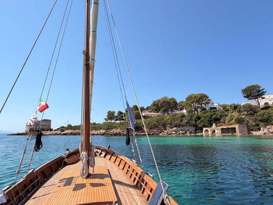 Eixida en vela llatina a vora de la costa de l'Alguer